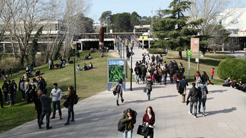 ALumnes en el campus de Bellaterra de la UAB