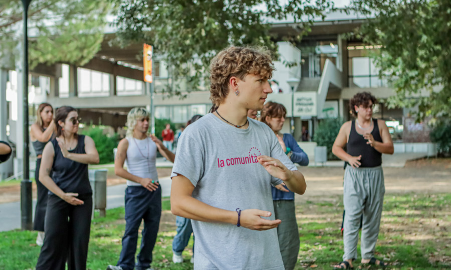 alumnes practicant taitxí al campus UAB