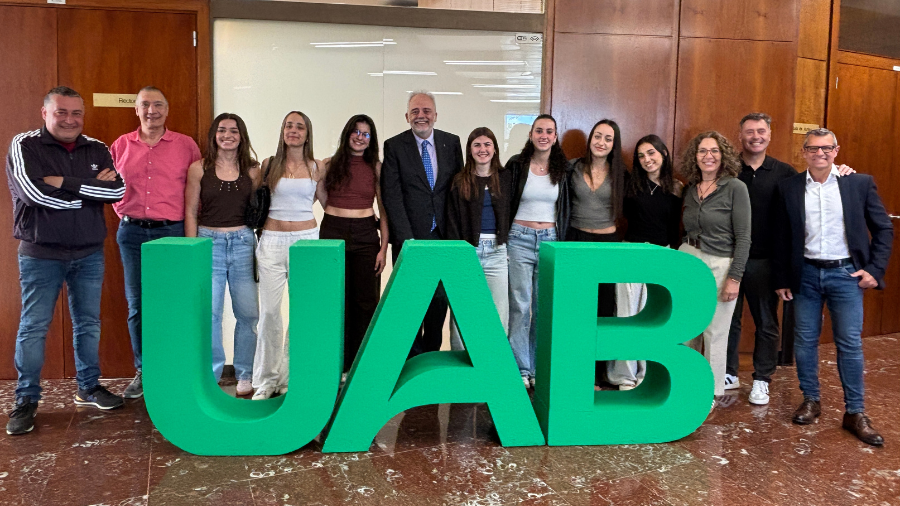 Rector i autoritats amb jugadores-estudiants de la UAB darrere logo UAB.