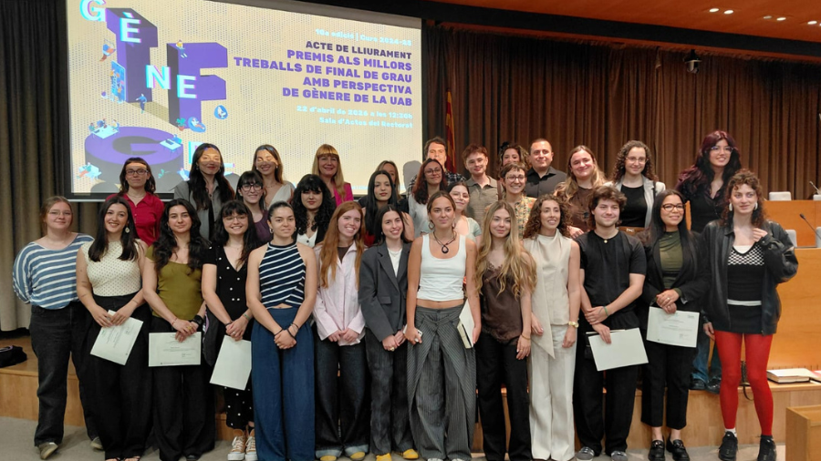 Foto del grup de premiats en l'edició del 2026 dels TFG amb perspectiva de gènere.