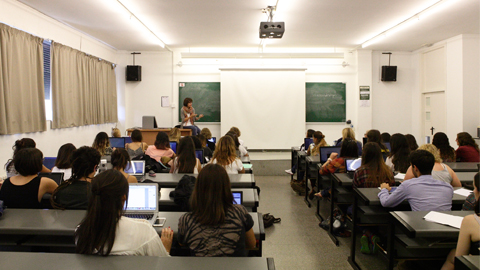 Alumnes i professorat en una aula