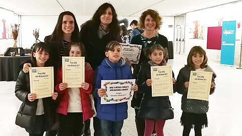 Maria Mont, Mònica Franco, Melinda Dooly amb alumnes de Primària