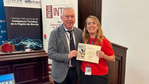 Paulina Marcaida, recibiendo el accésit de los Premios REDINTUR 2025