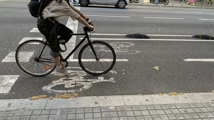 una ciclista anant pel carril bici a Barcelona