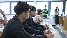 Estudiants atents a una xerrada