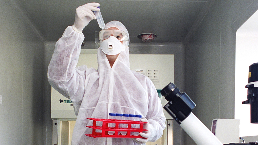 Imatge d'una persona investigadora al laboratori