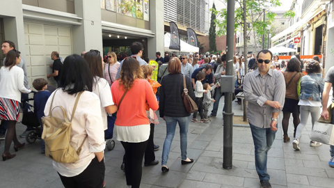 Una de las calles estudiadas. Se puede ver el aparato para contar peatones sujeto a una farola.