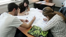 Estudiants treballant en grup