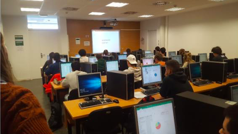 Fotografia classe amb ordinadors i estudiants