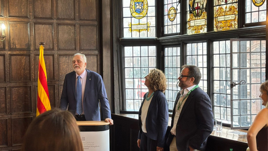 El rector, amb la vicerectora i el delegat, en la inauguració del chapter a Londres.