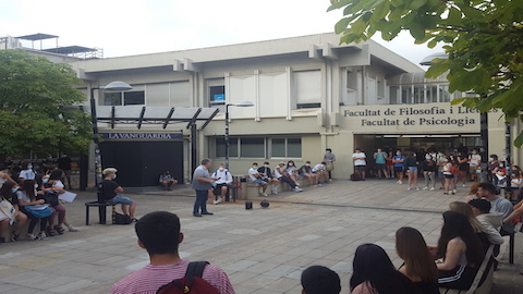 Imatge de l'entrada de la Facultat dia selectivitat