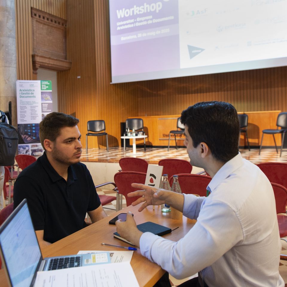 Un estudiante se entrevista con el representante de una empresa