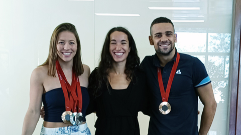 Tres estudiants olimpics UAB amb les medalles