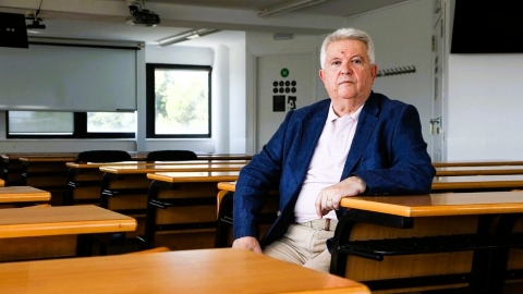 El professor Alfons Perona posa assegut a un aula de l'Escola FUAB Formació