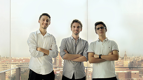 Fotografía de grupo de tres estudiantes