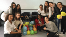 Imatge de sessió dinàmica de Yasmine Lahlou a l'Escola