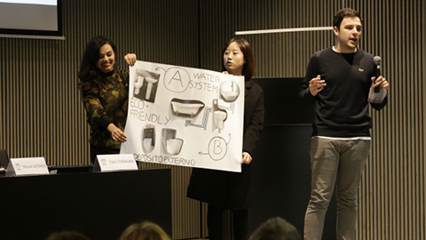 Estudiants presentant la seva idea emprenedora als premis CIEU