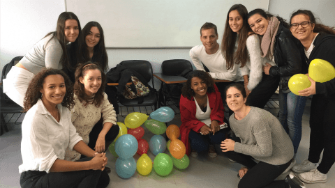 Imatge de sessió dinàmica de Yasmine Lahlou a l'Escola