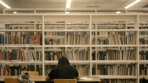 Estudiant a la Biblioteca UAB