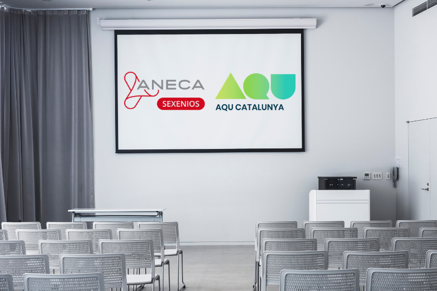 Sala de conferències amb pantalla que mostra els logos d'ANECA i AQU