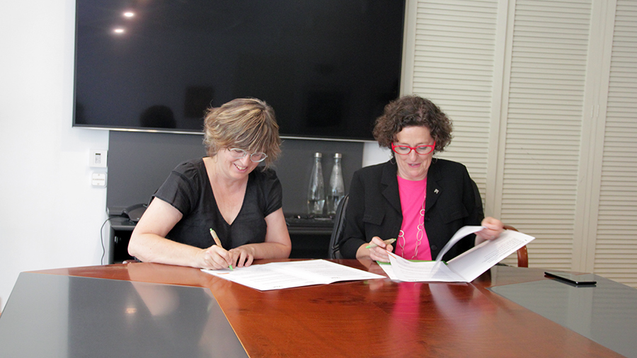 Núria Carreras, presidenta de Associació d'Arxivers sense Fronteres, y Maria Espadalé, vicerrectora ejecutiva de la Fundació UAB, en el momento de la firma del convenio de colaboración