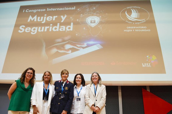 Les cincs fundadores de l’Observatori Dona i Seguretat: Ana Borredá, Anna Aisa, Cristina Manresa, Montserrat Iglesias i Paloma Velasco.