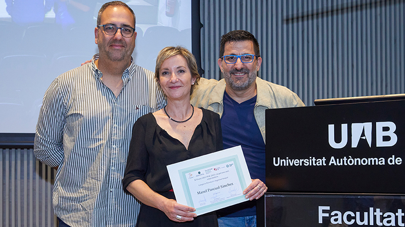 Manel Pascual Sánchez, galardonado con el Premio CIEU-FEiE, junto con sus socios del Fórum Seguridad, Pilar Pérez y Xavier Ruiz.