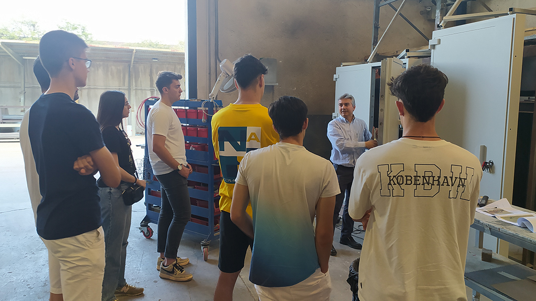 Los estudiantes atentos a las explicaciones de Ramon Ramos, Director Comercial de España y Portugal de Ferrimax.