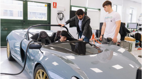 Els estudiants visiten Enchuffing, l'empresa del seu mentor, i els ensenya com carrega un cotxe elèctric.