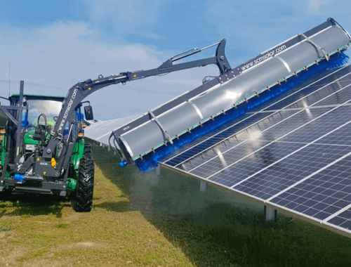 Tractor de la empresa Concordia Solar que limpia los paneles solares.